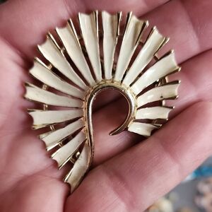 JJ Jonette Chic Gold and Cream Fan Brooch